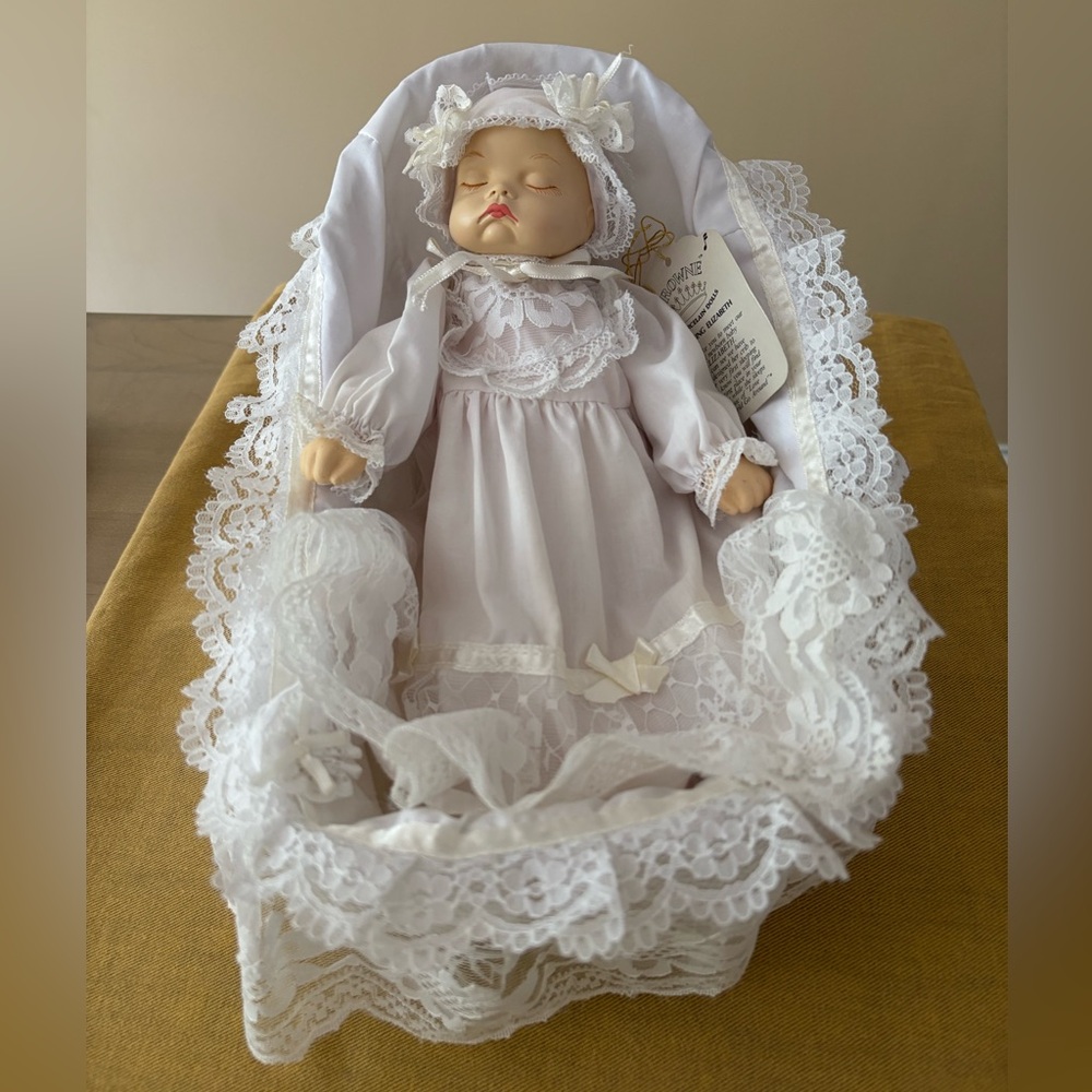 Artmark Vintage Crowne Porcelain Elizabeth Doll Animated Plays Music 1989 1980s